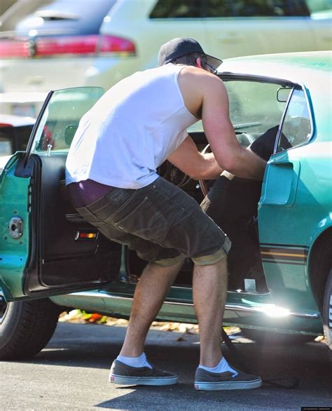 Celeb Saggers: Liam Hemsworth's Purple Sag
