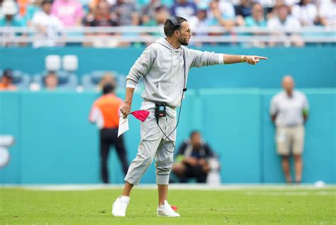 WATCH: Dolphins HC Mike McDaniel delivers speech about…