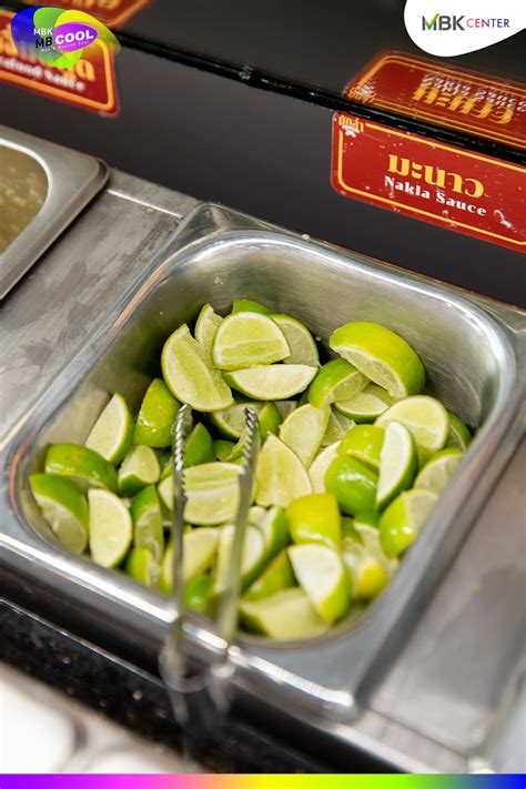 เอ็ม บี เค เซ็นเตอร์ มอบดอกไม้แสดงความยินดีร้าน “นักล่าหมูกระทะ” | MBK