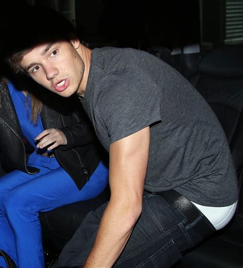 Celeb Saggers: Liam Payne Sagging & Sitting on His Belt