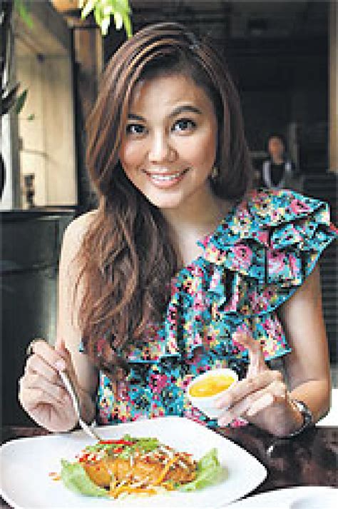 ‘สลัดปลาแซลมอนย่างกับซอสมะม่วง’ เมนูสุขภาพ ฝีมือทรายธิดารัตน์